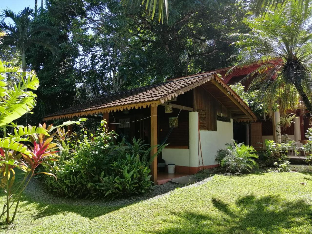 Chalet Y Cabinas Hibiscus Cahuita Bagian luar foto