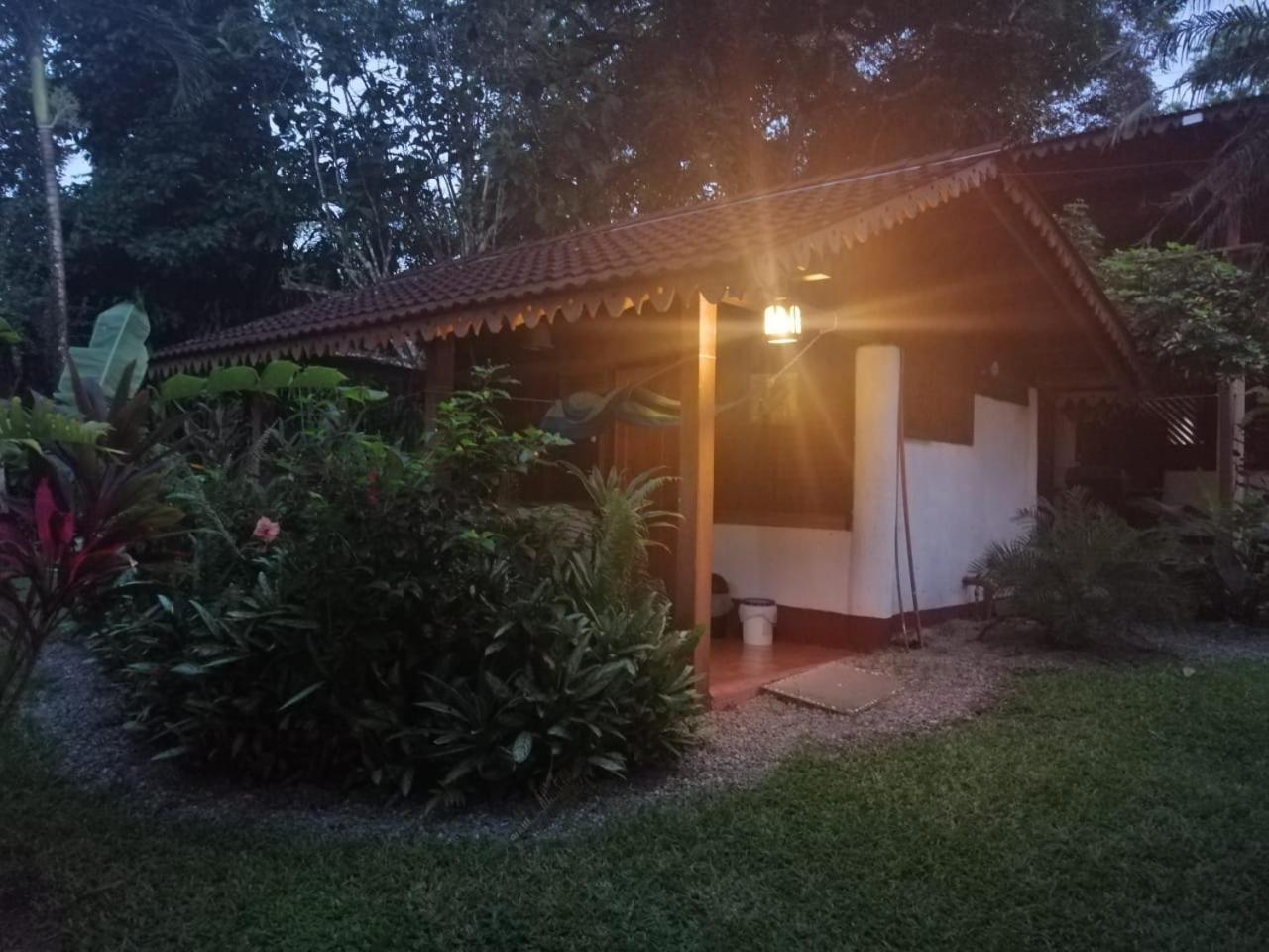 Chalet Y Cabinas Hibiscus Cahuita Bagian luar foto